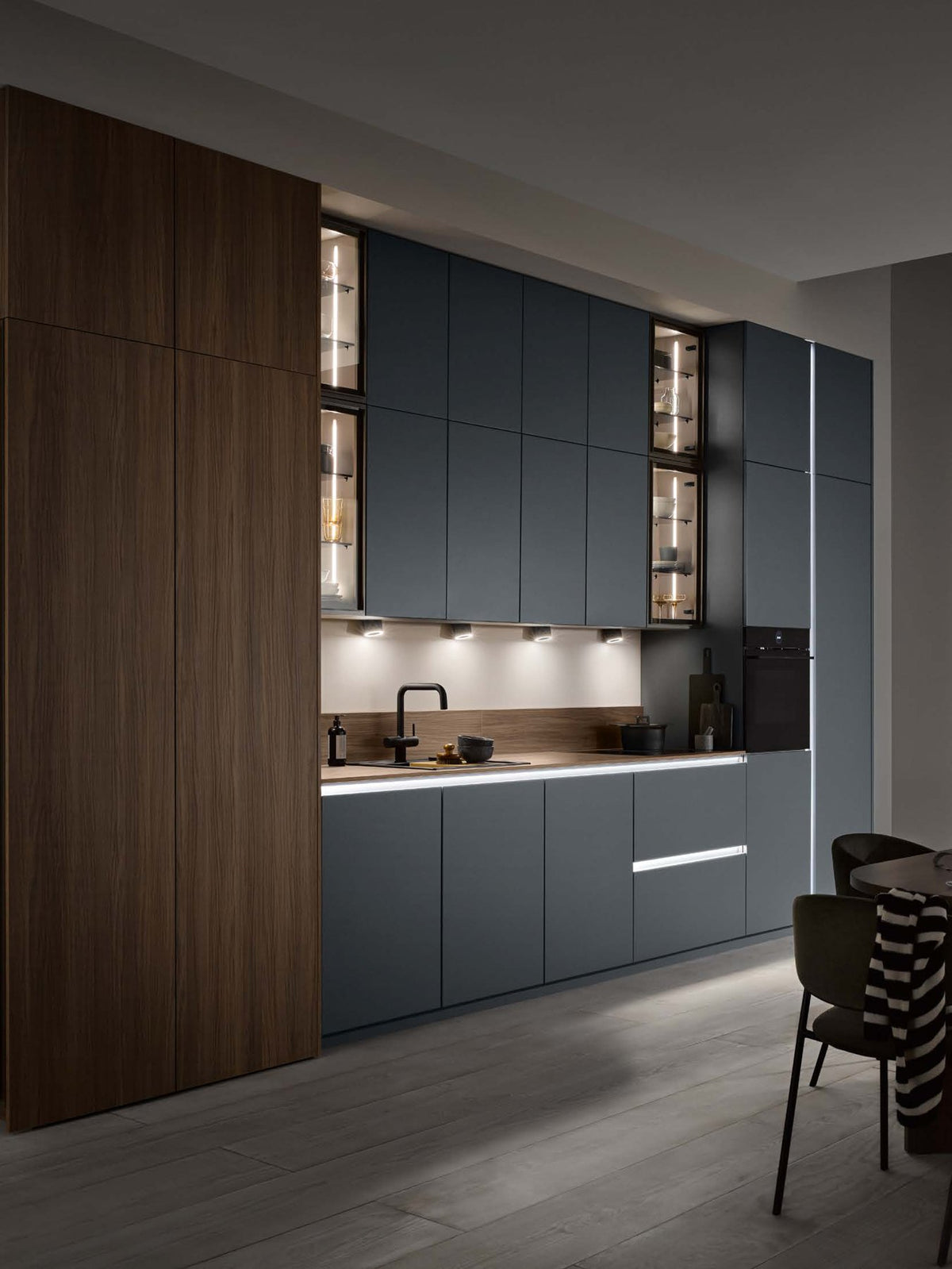 Bauformat — Porto V storm grey and Bali cognac oak kitchen · catalogue page 23